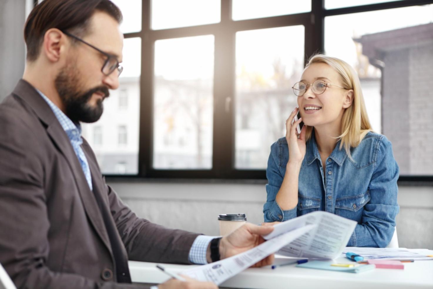 Technical analysis training session showing chart patterns on multiple monitors